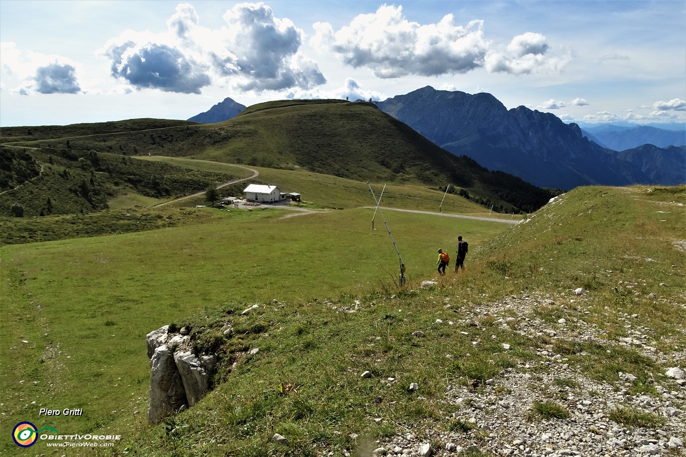 93 Dall'arrivo della seggiovia Camosci scendiamo al Rif. Lecco.JPG